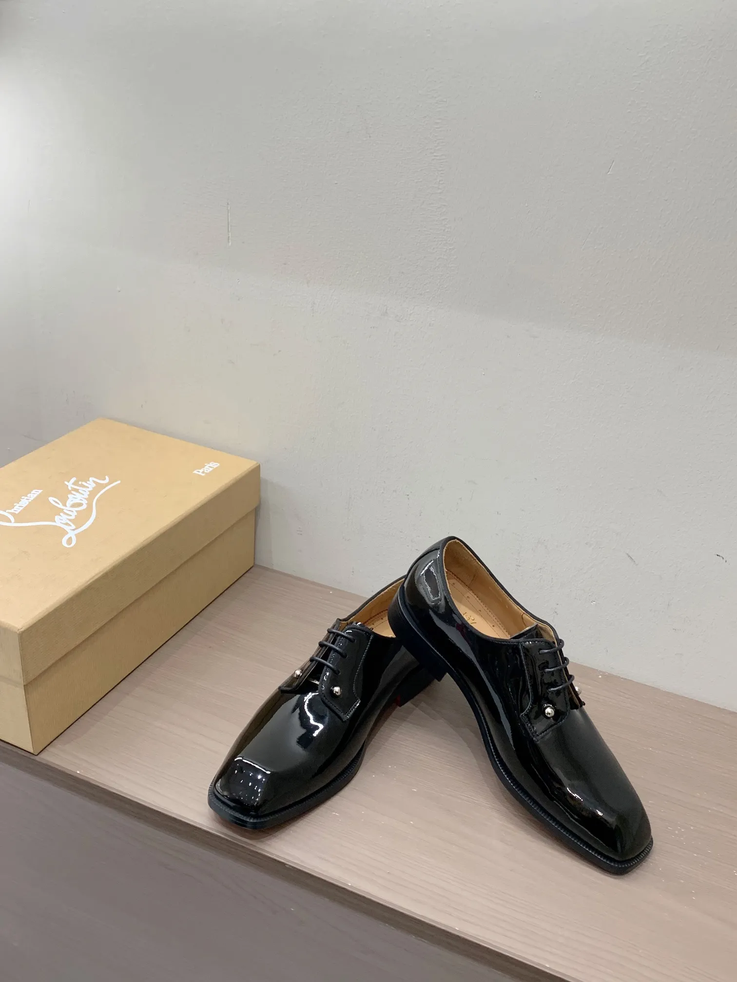 [CL red sole shoes] Top P: 1020💰 Size 39-44 (38.45.46 custom-made, non-returnable) Christian Louboutin men's classic Oxford shoes, men's business formal leather shoes💫Original molding, 1:1 replica, specially made for nobles. The unique shoe shape is unique and 100% comfortable! The whole shoe is made of imported Italian cowhide material, carefully selected, with fine pores and rich luster. Cow leather lining, soft and comfortable, sweat-absorbent and breathable. Genuine leather outsole, non-slip and wear-resistant, full of texture, elegant and luxurious overall, integrating comfort, formality and luxury! The Rolls Royce of shoes!